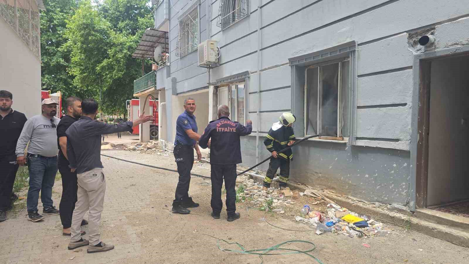 Apartmanın havalandırma kısmında yakılan ateş binayı ayağa kaldırdı
