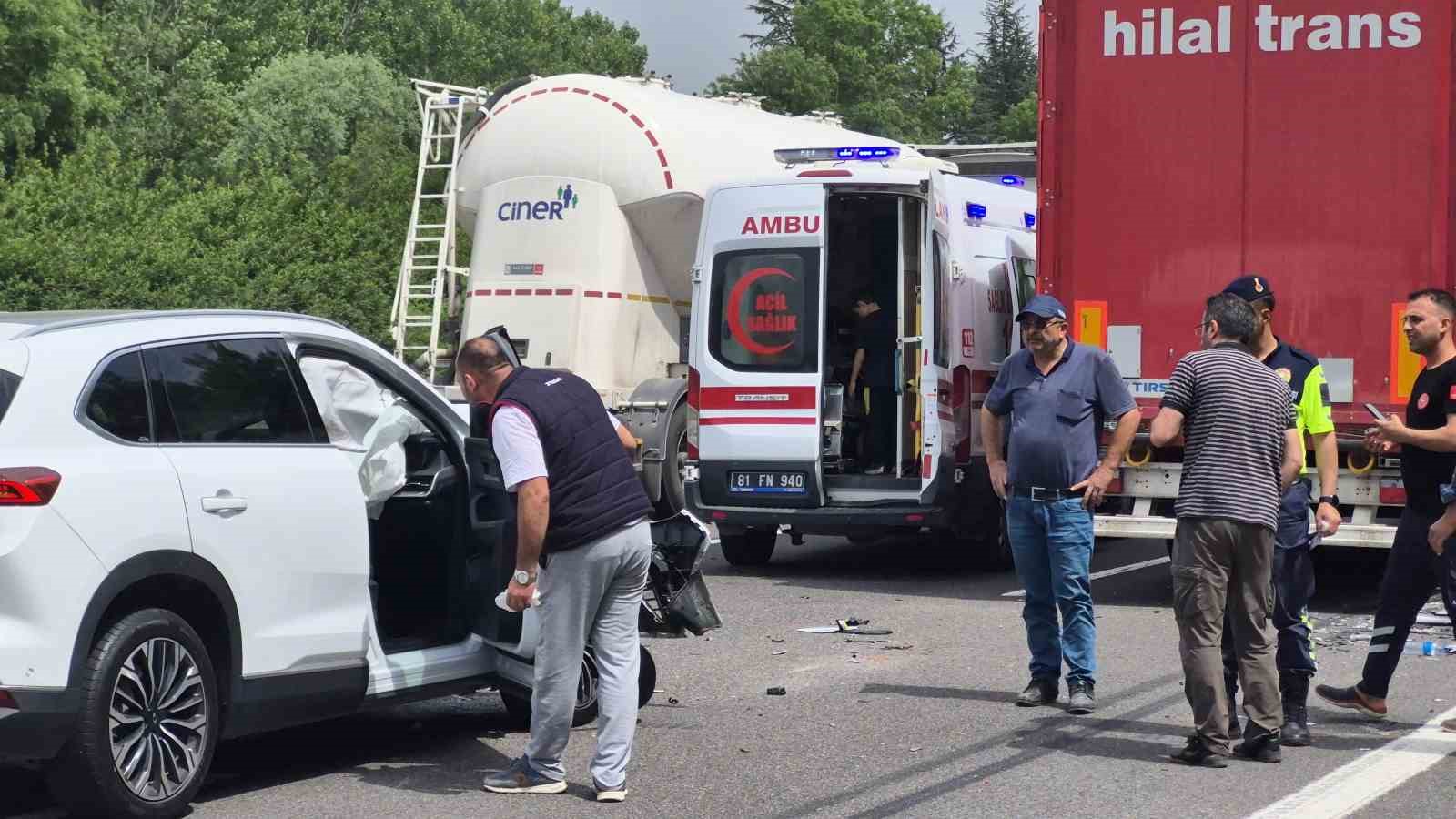 Otoyolda 3 araç çarpıştı: 4 yaralı