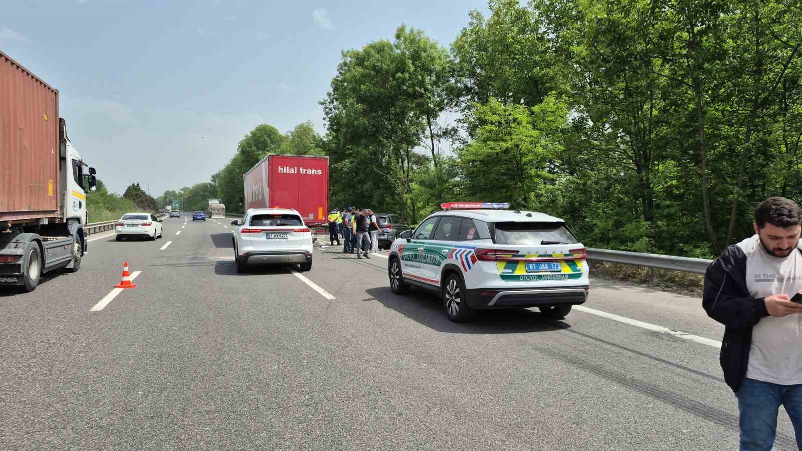 Otoyolda 3 araç çarpıştı: 4 yaralı