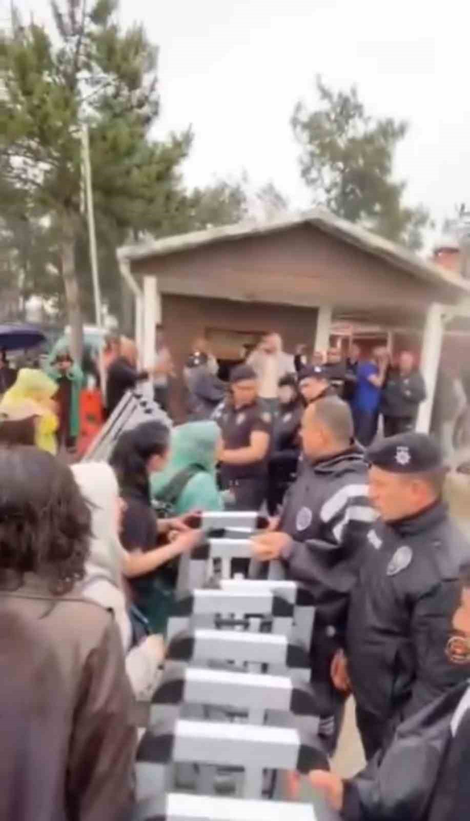 Hayvan barınağında gergin anlar
