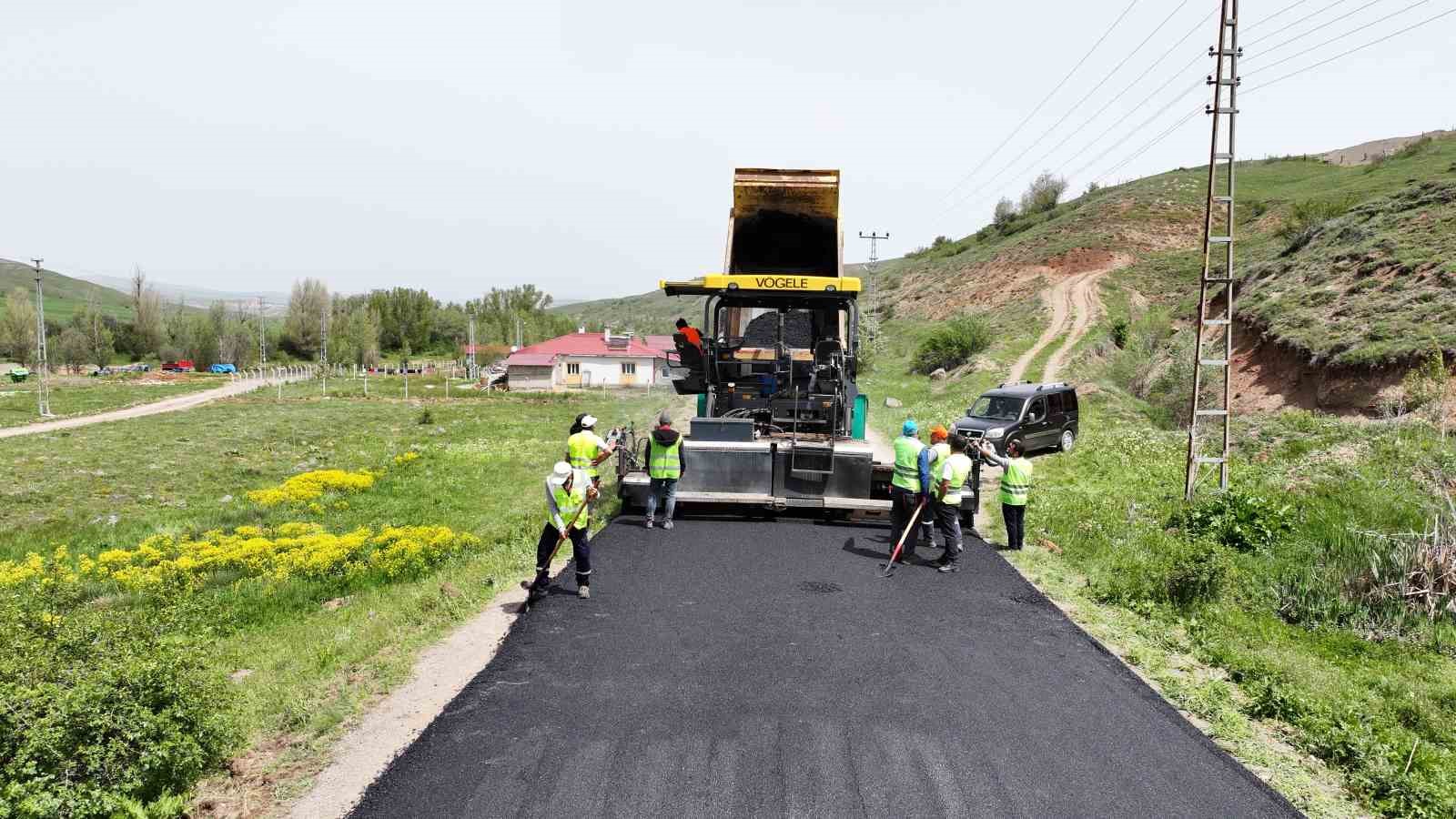 Sivas’ta köy yollarının standardı yükseliyor