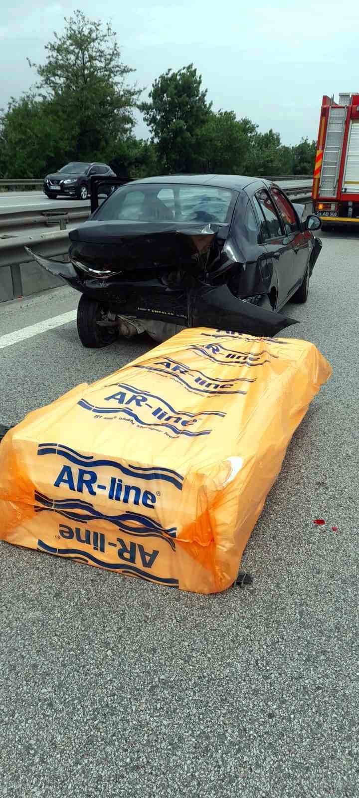 Anadolu Otoyolu&rsquo;na d&uuml;şen k&ouml;p&uuml;k zincirleme kazaya sebep oldu: 3 yaralı
