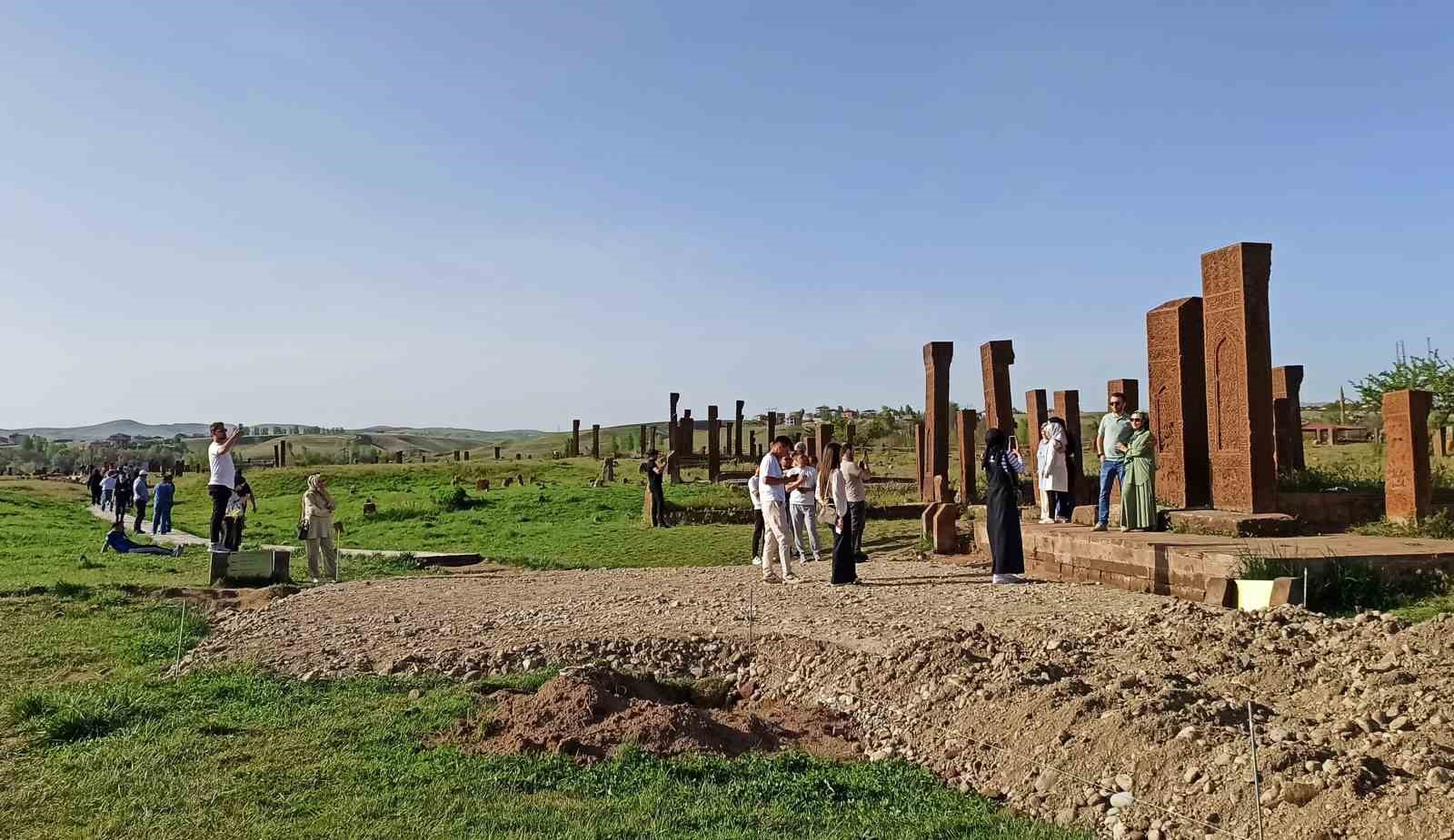 Ahlat’ta turizm sezonu hareketliliği: Selçuklu Meydan Mezarlığı ziyaretçi akınına uğruyor
