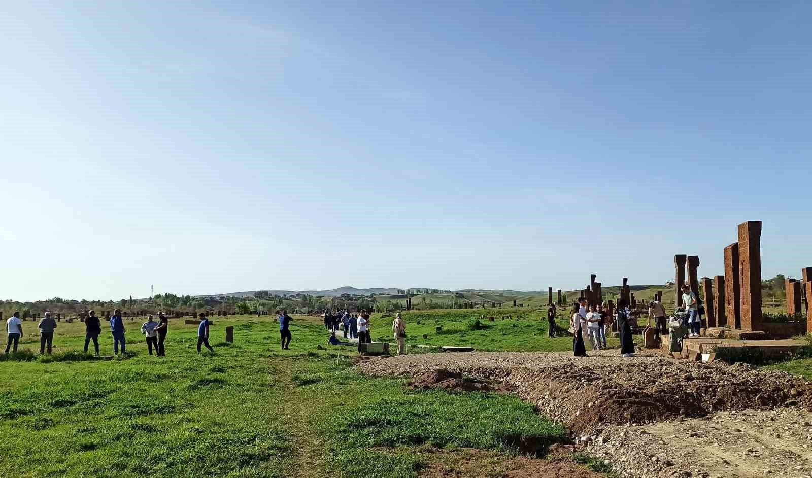 Ahlat’ta turizm sezonu hareketliliği: Selçuklu Meydan Mezarlığı ziyaretçi akınına uğruyor