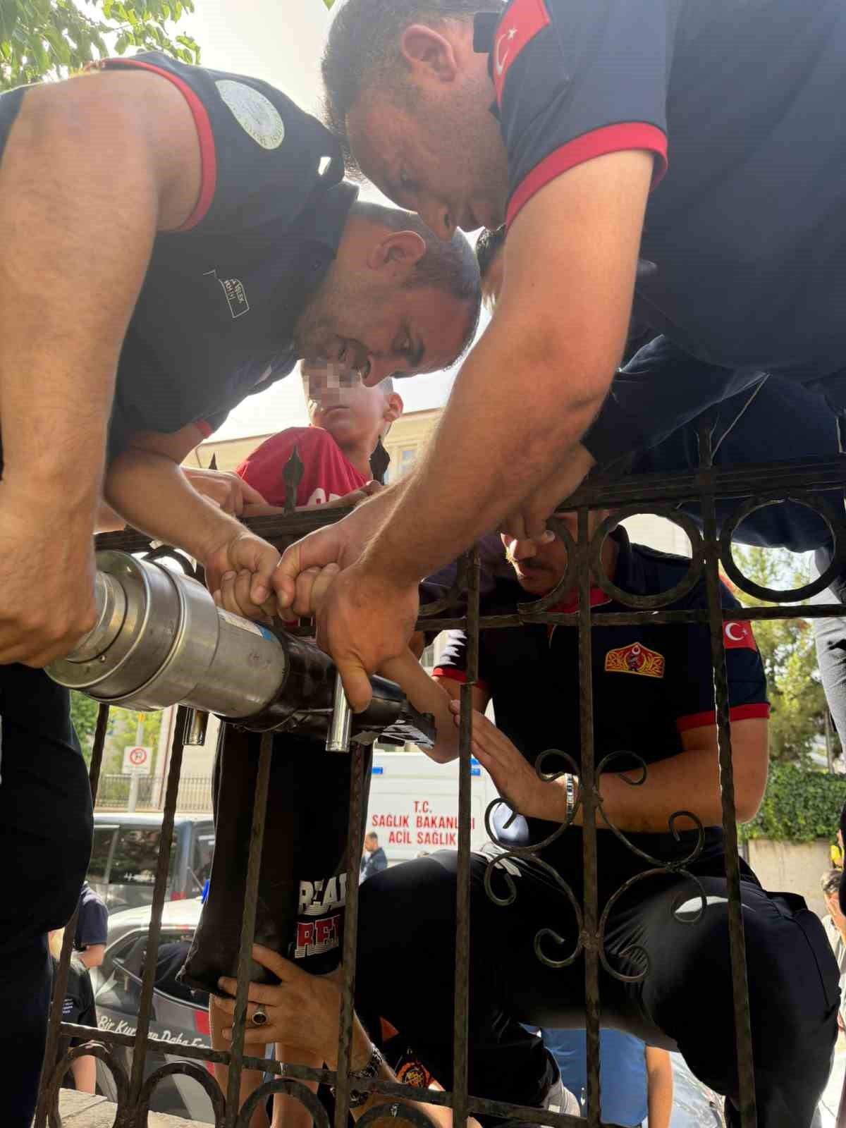 Cizre’de eline demir korkuluk saplanan 8 yaşındaki çocuğu itfaiye kurtardı