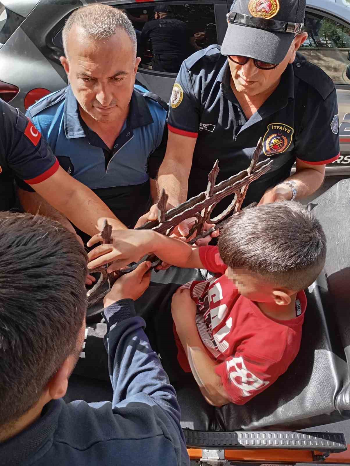 Cizre&rsquo;de eline demir korkuluk saplanan 8 yaşındaki &ccedil;ocuğu itfaiye kurtardı
