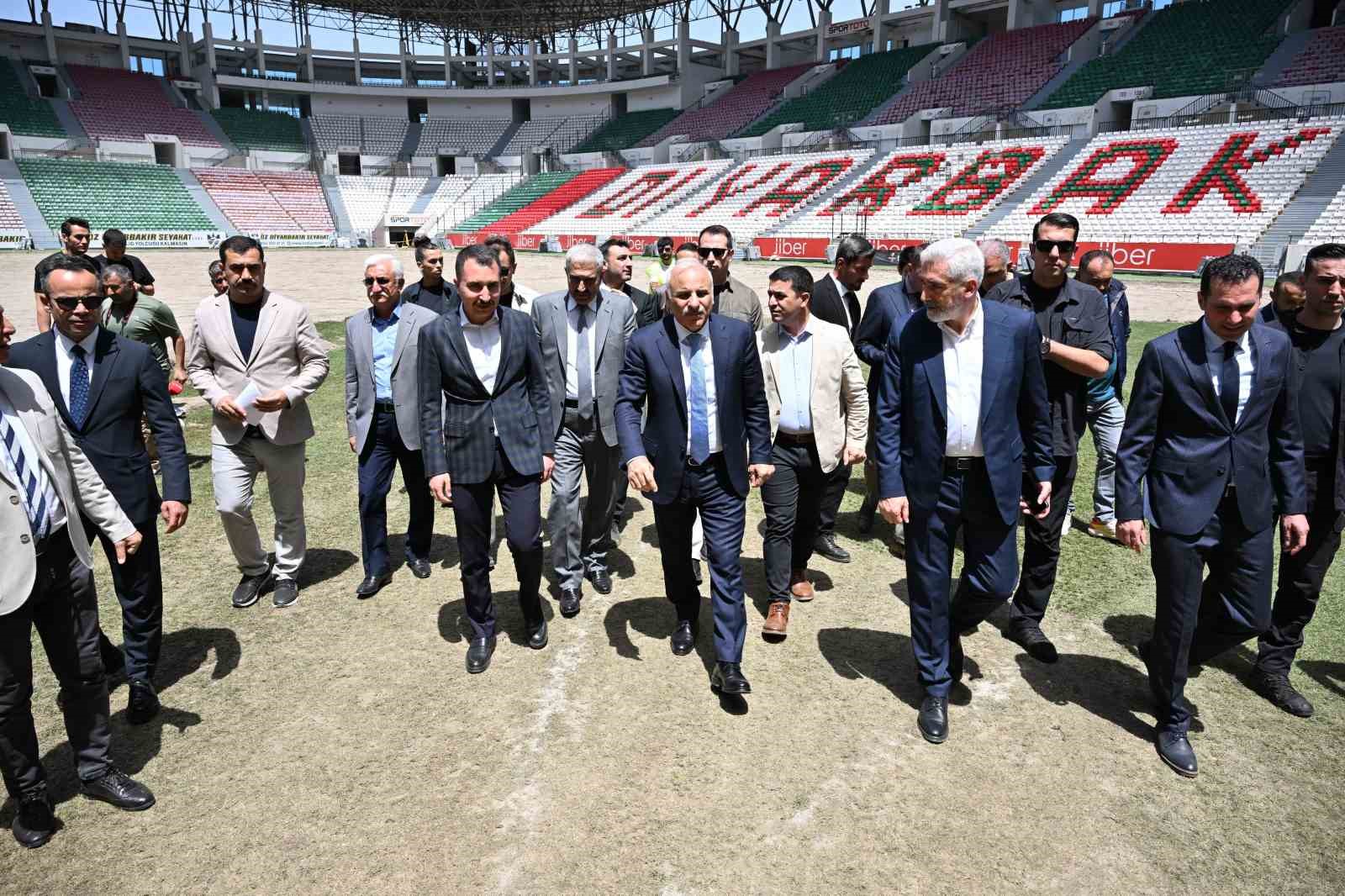 Vali Zorluoğlu, Diyarbakır Atat&uuml;rk Stadyumundaki &ccedil;alışmaları yerinde inceledi
