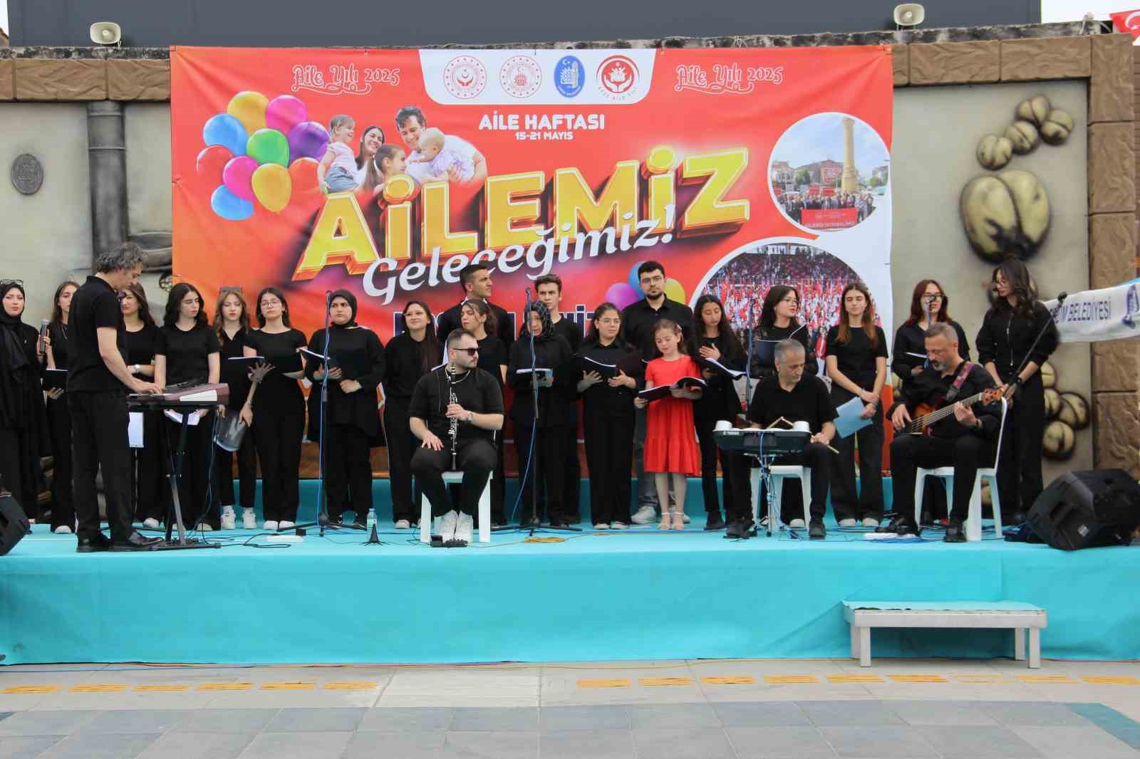 &Ccedil;orum&rsquo;da aileler festivalde buluştu, ortaya renkli g&ouml;r&uuml;nt&uuml;ler &ccedil;ıktı
