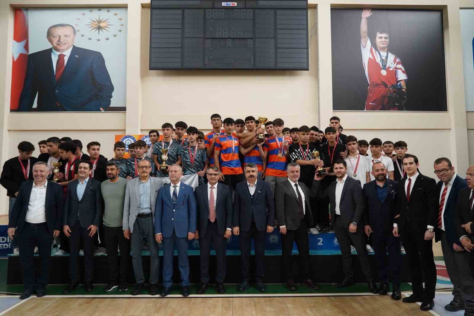 77 okuldan 4 bin 50 öğrenci sporla buluştu