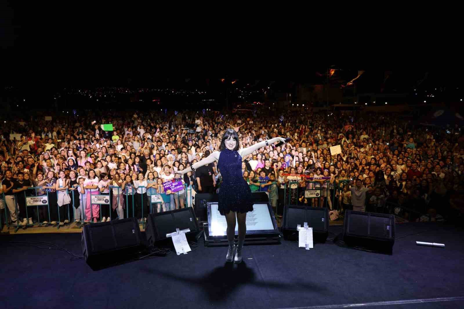 Melis Fis Merkezefendi&rsquo;de &ccedil;ocuk ve gen&ccedil;leri coşturdu
