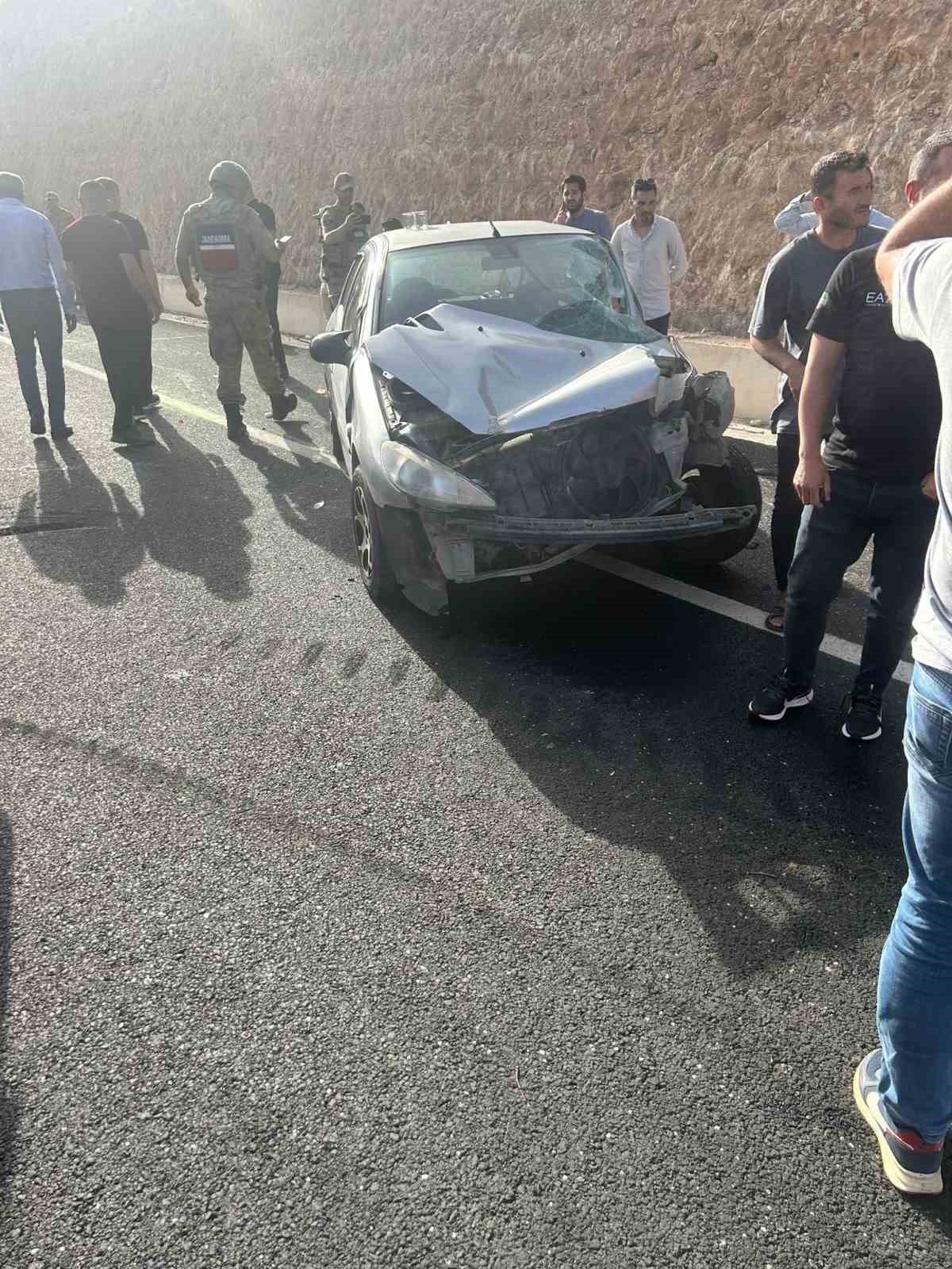 Traktör ile otomobil çarpıştı: 3 yaralı
