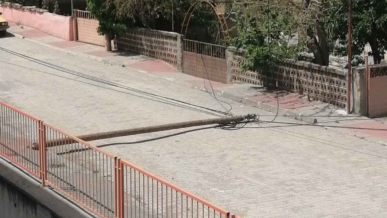 Kastamonu’da şiddetli rüzgar nedeniyle ahşap direk devrildi