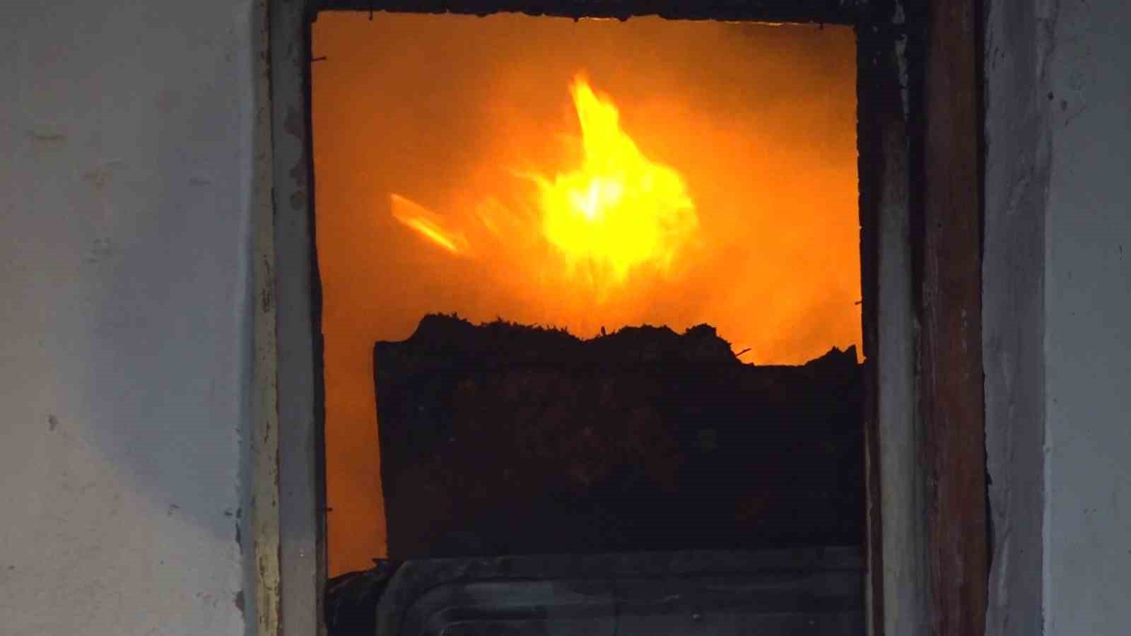 Amasya’da korkutan ev yangını