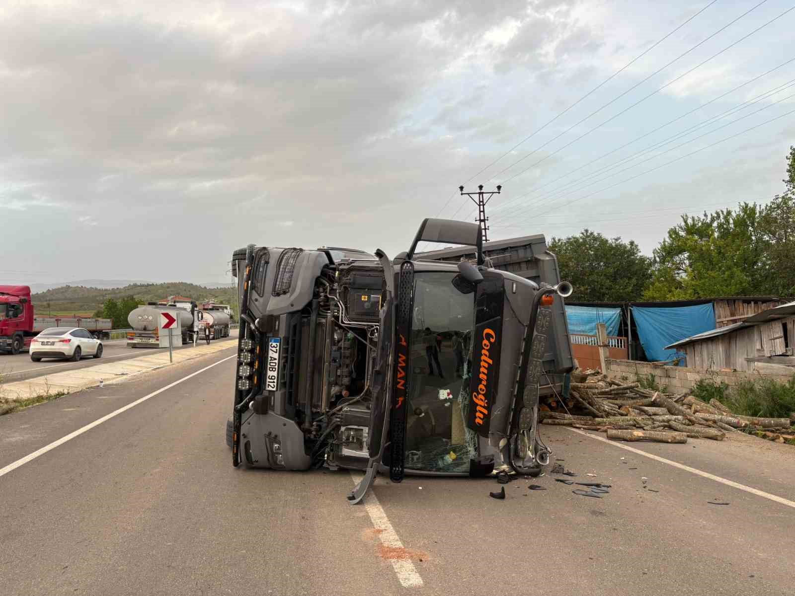 Kastamonu’da odun yüklü tır devrildi, sürücü yaralandı