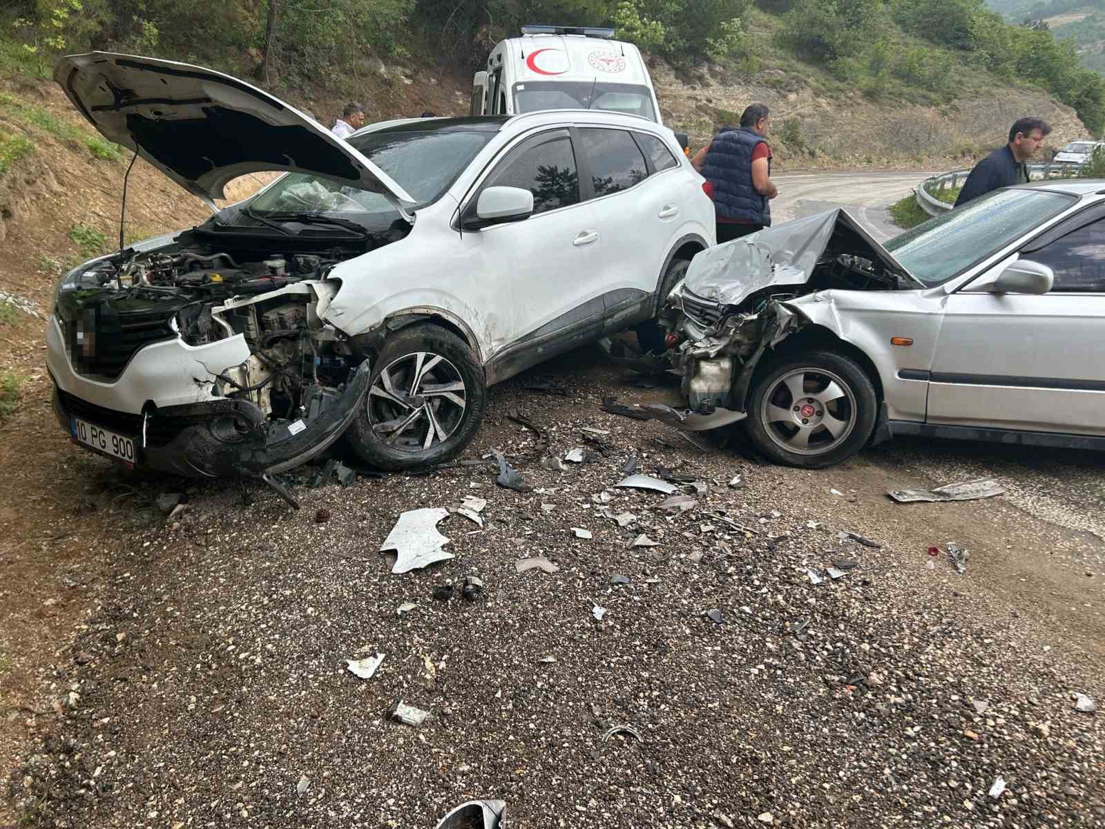 Otomobil ile cip kafa kafaya çarpıştı: 3 yaralı