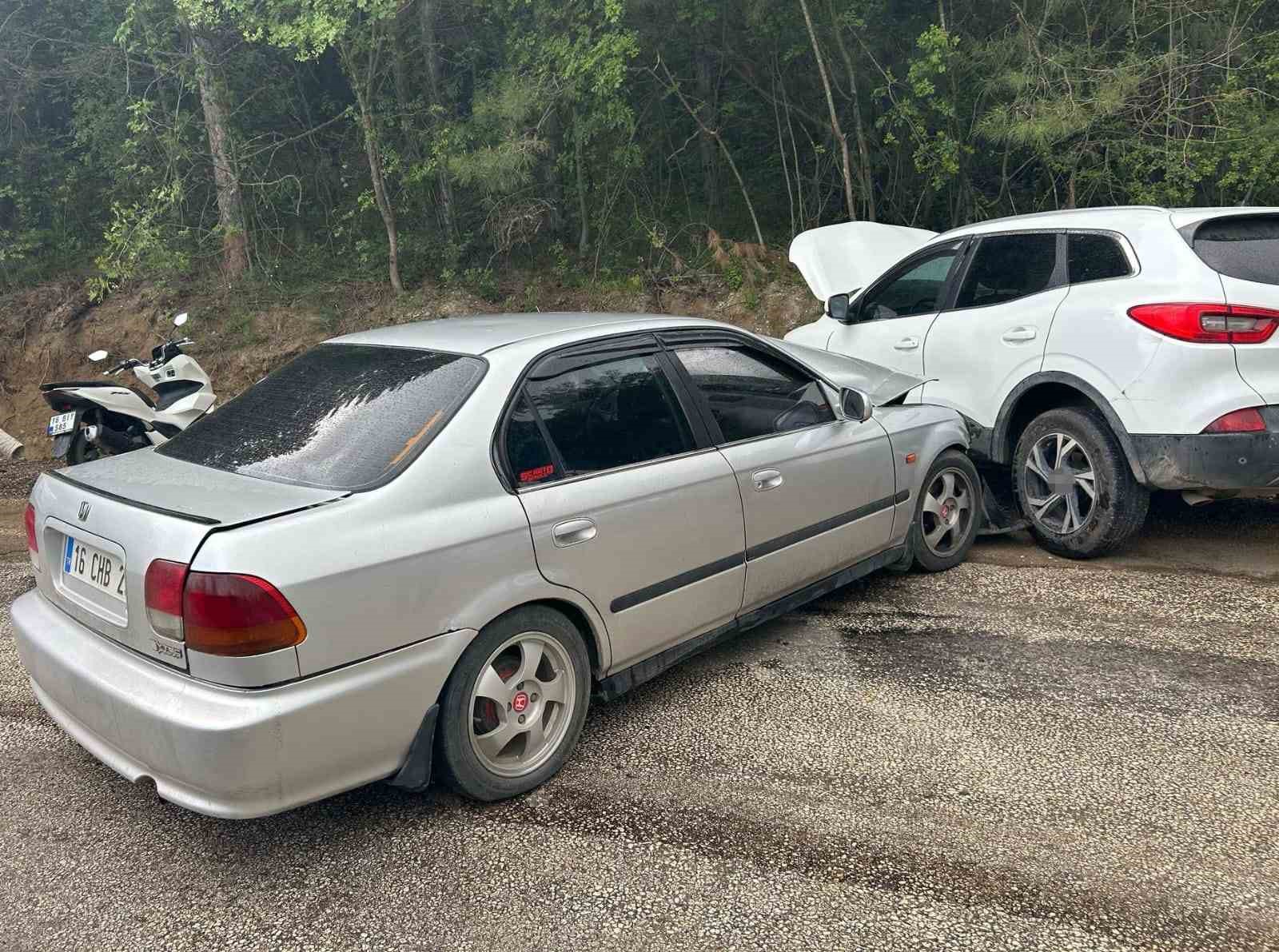 Otomobil ile cip kafa kafaya &ccedil;arpıştı: 3 yaralı
