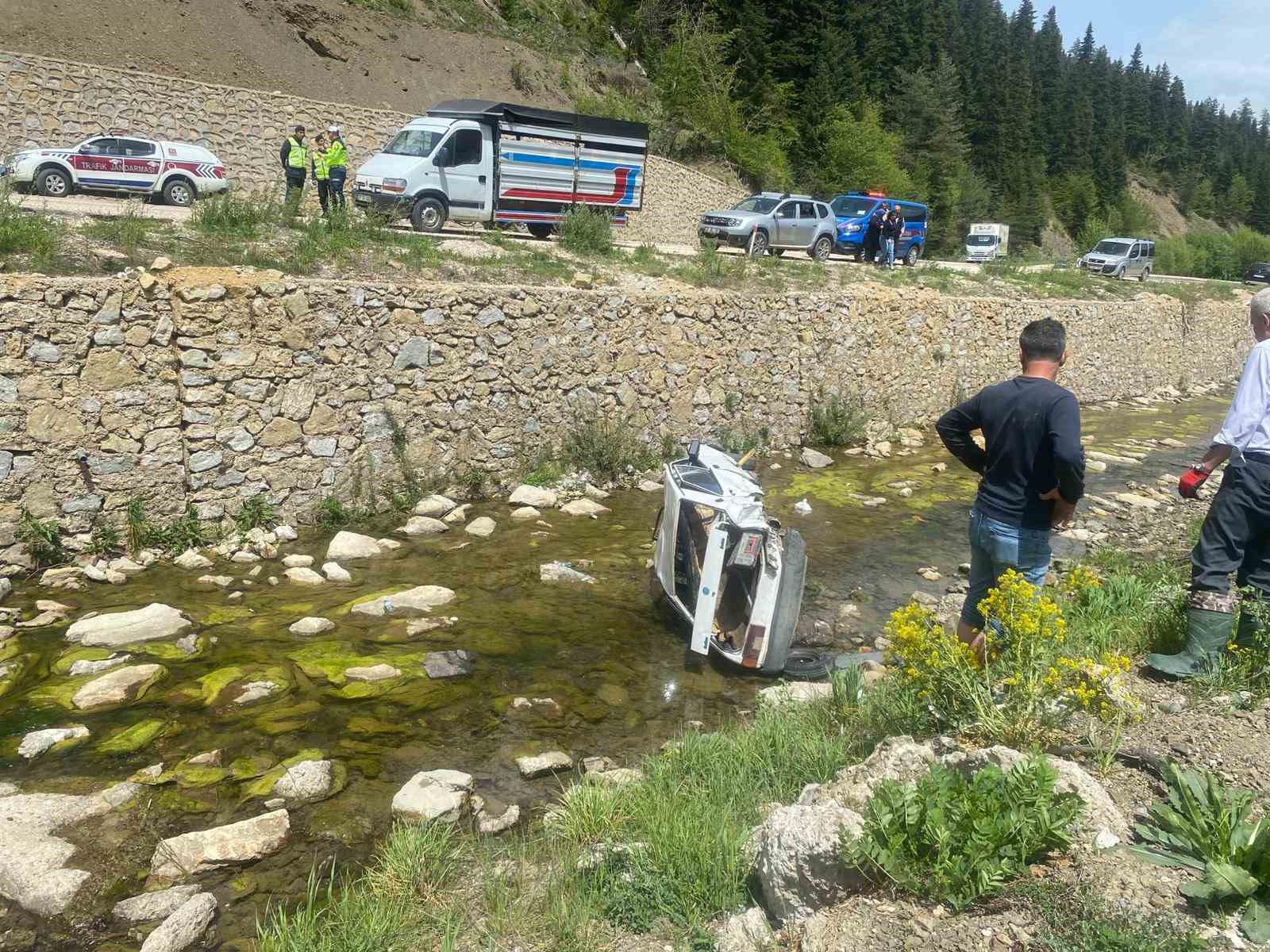 Kastamonu’da yoldan çıkan otomobil dereye uçtu: 1 ölü, 1 yaralı