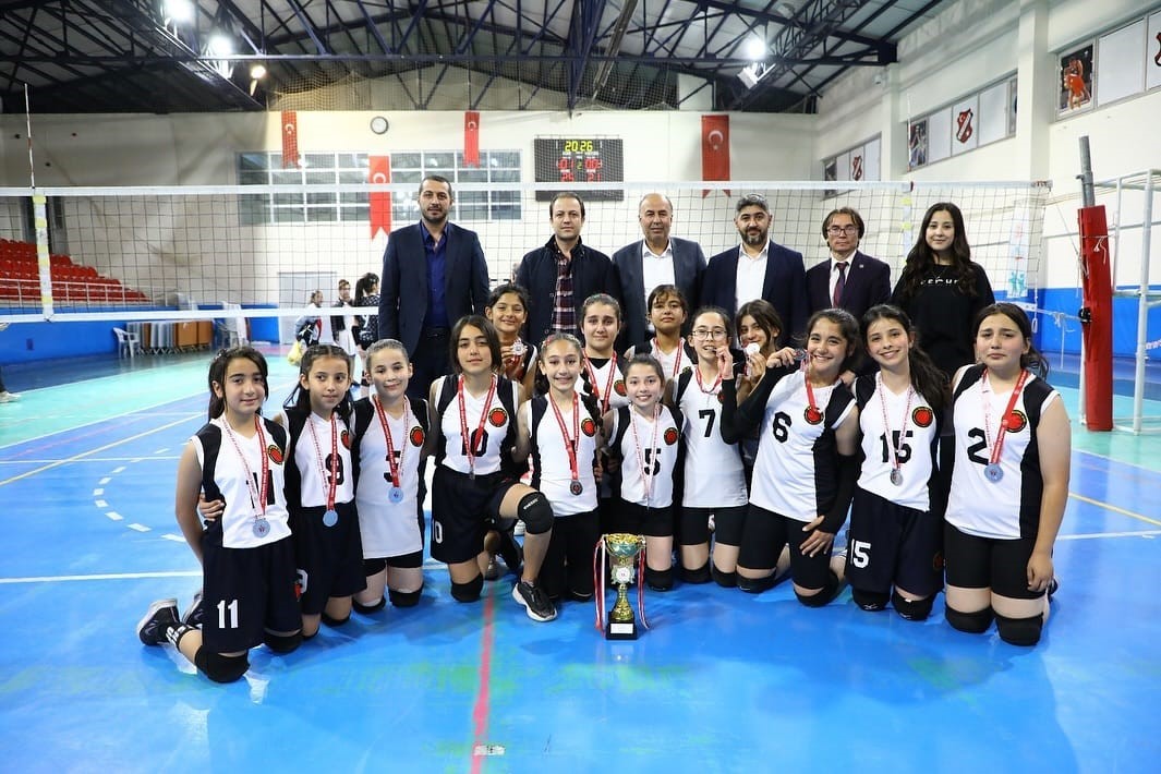 Alaca Belediyespor voleybol takımından büyük başarı