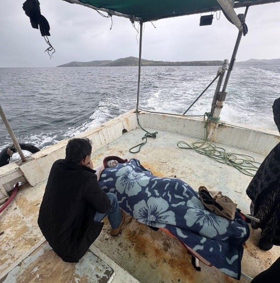 Deniz ambulansı iskeleye yanaşamayınca balık&ccedil;ı teknesi ile hasta sevki
