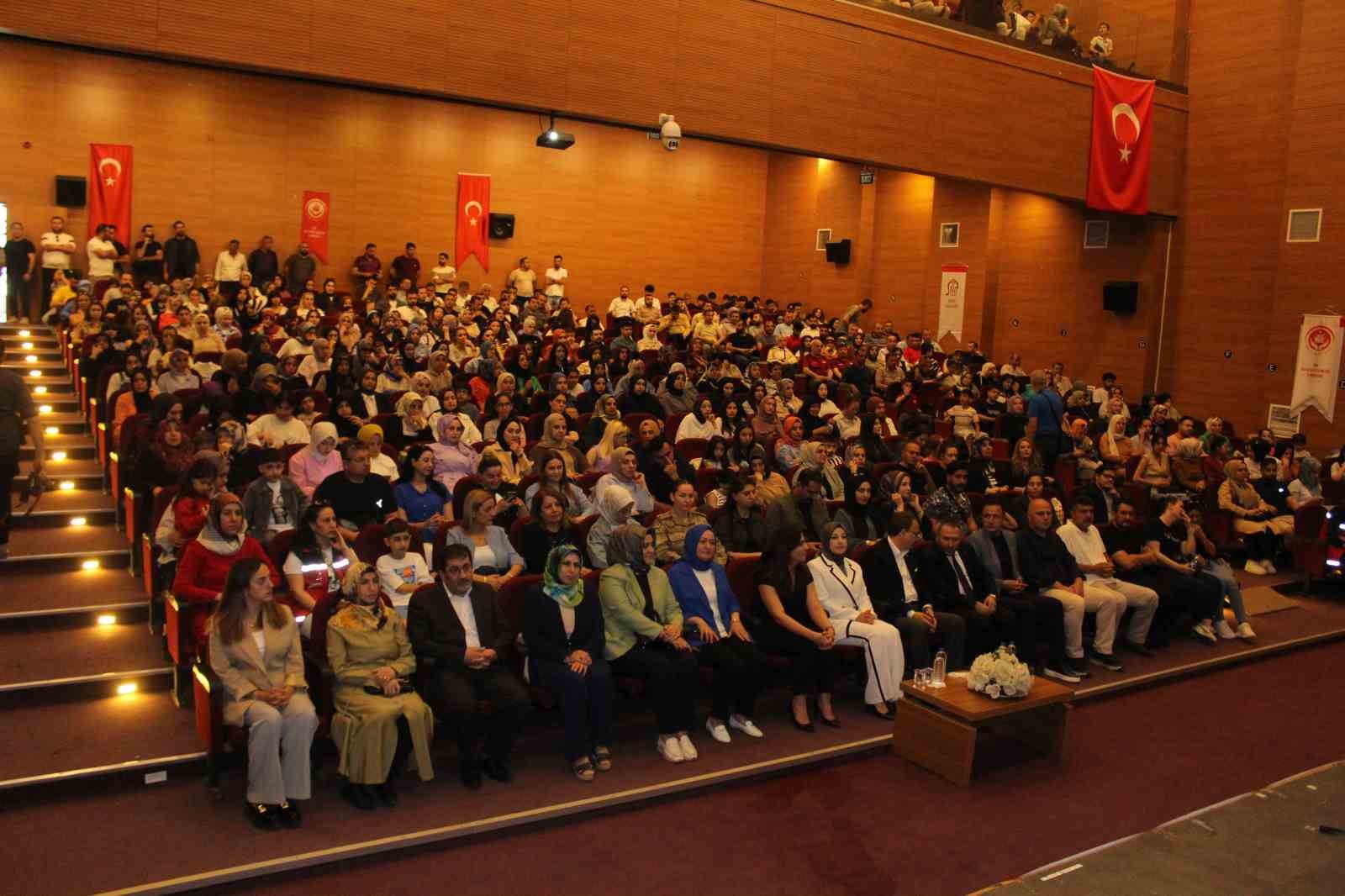 Siirt&rsquo;te &rsquo;G&uuml;&ccedil;l&uuml; Aile G&uuml;&ccedil;l&uuml; Gelecek&rsquo; s&ouml;yleşisi
