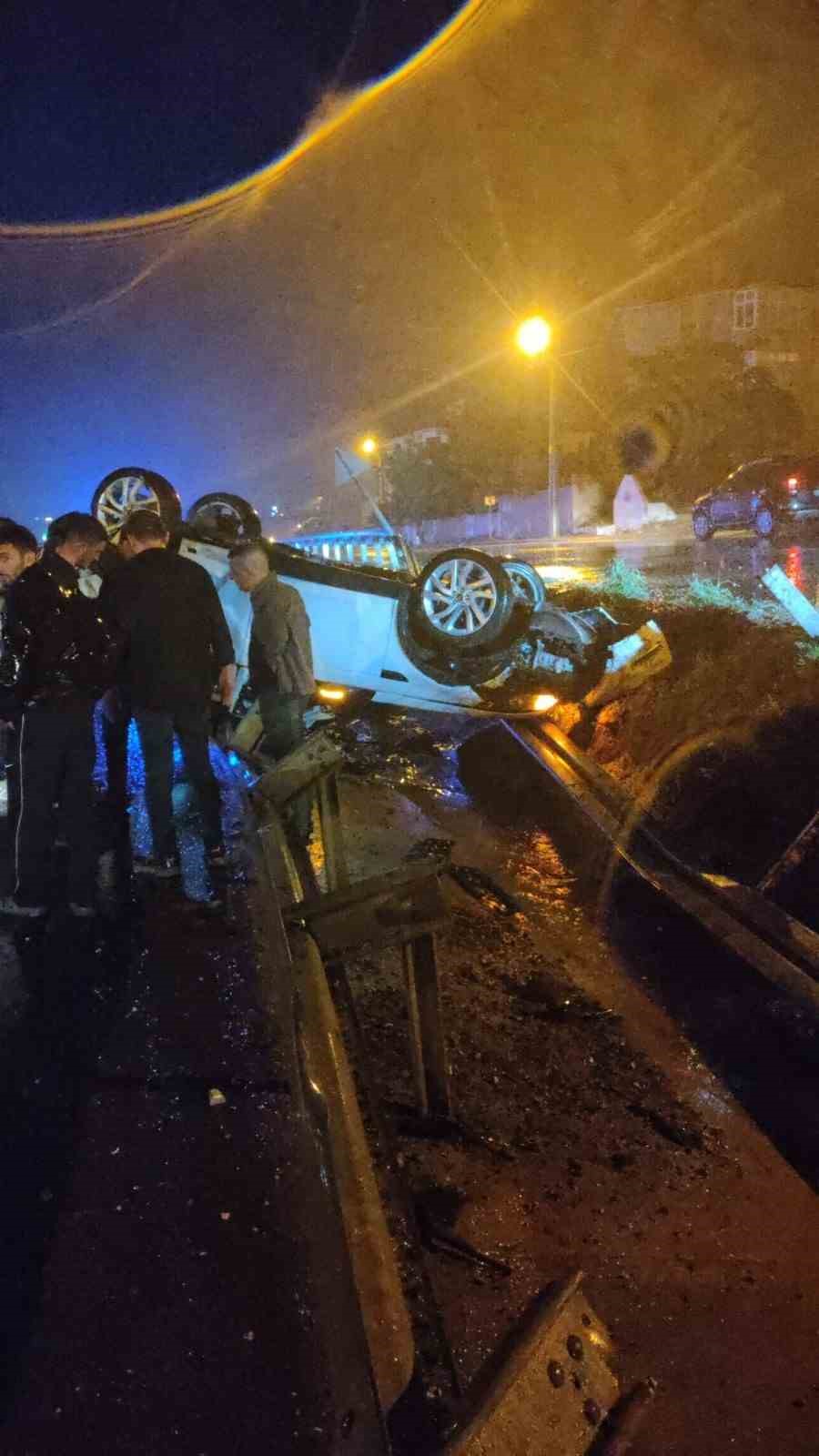 Keşan’da virajı alamayarak bariyerlere çarpan otomobildeki 3 kişi yaralandı