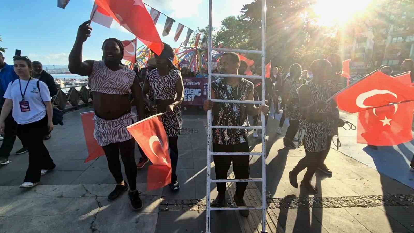 Tekirdağ’da 19 Mayıs coşkusu: Kenya ve Etiyopyalı dansçılardan renkli gösteri