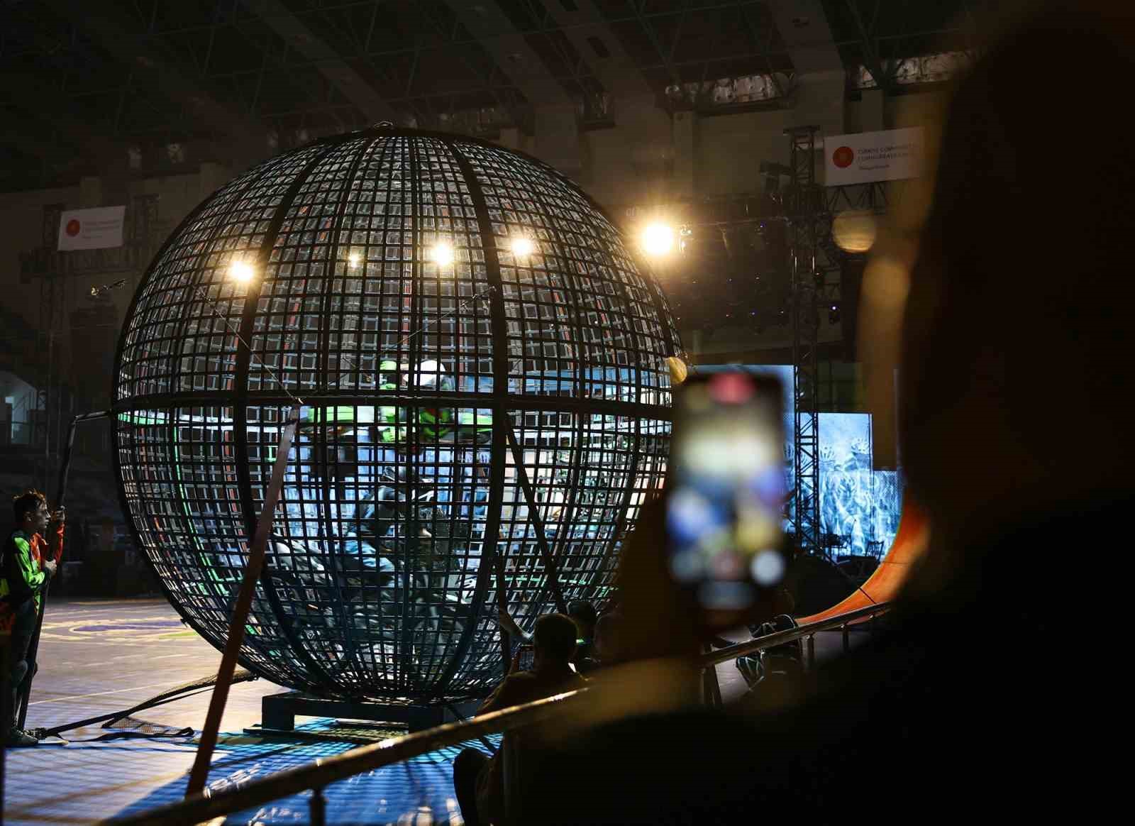 UCI Dağ Bisikleti Eliminatör Dünya Şampiyonası seremonisinde şovlar ve gösteriler adeta nefes kesti