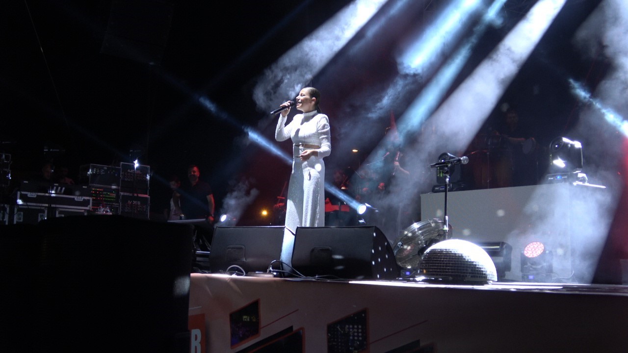 Kilis’te vatandaşlar Merve Özbey ile coştu