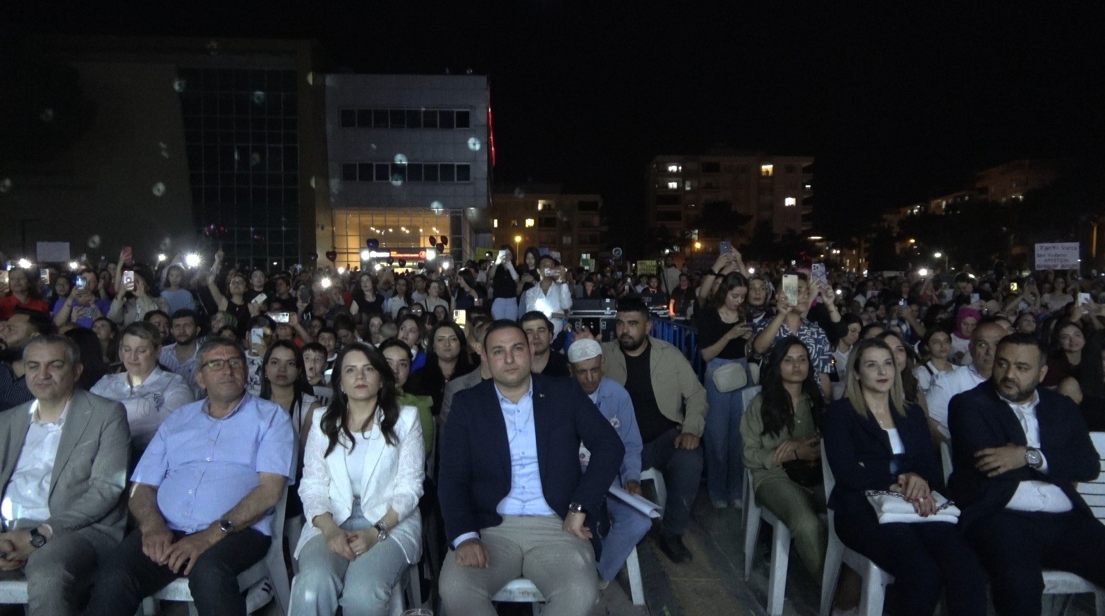 Kilis’te vatandaşlar Merve Özbey ile coştu