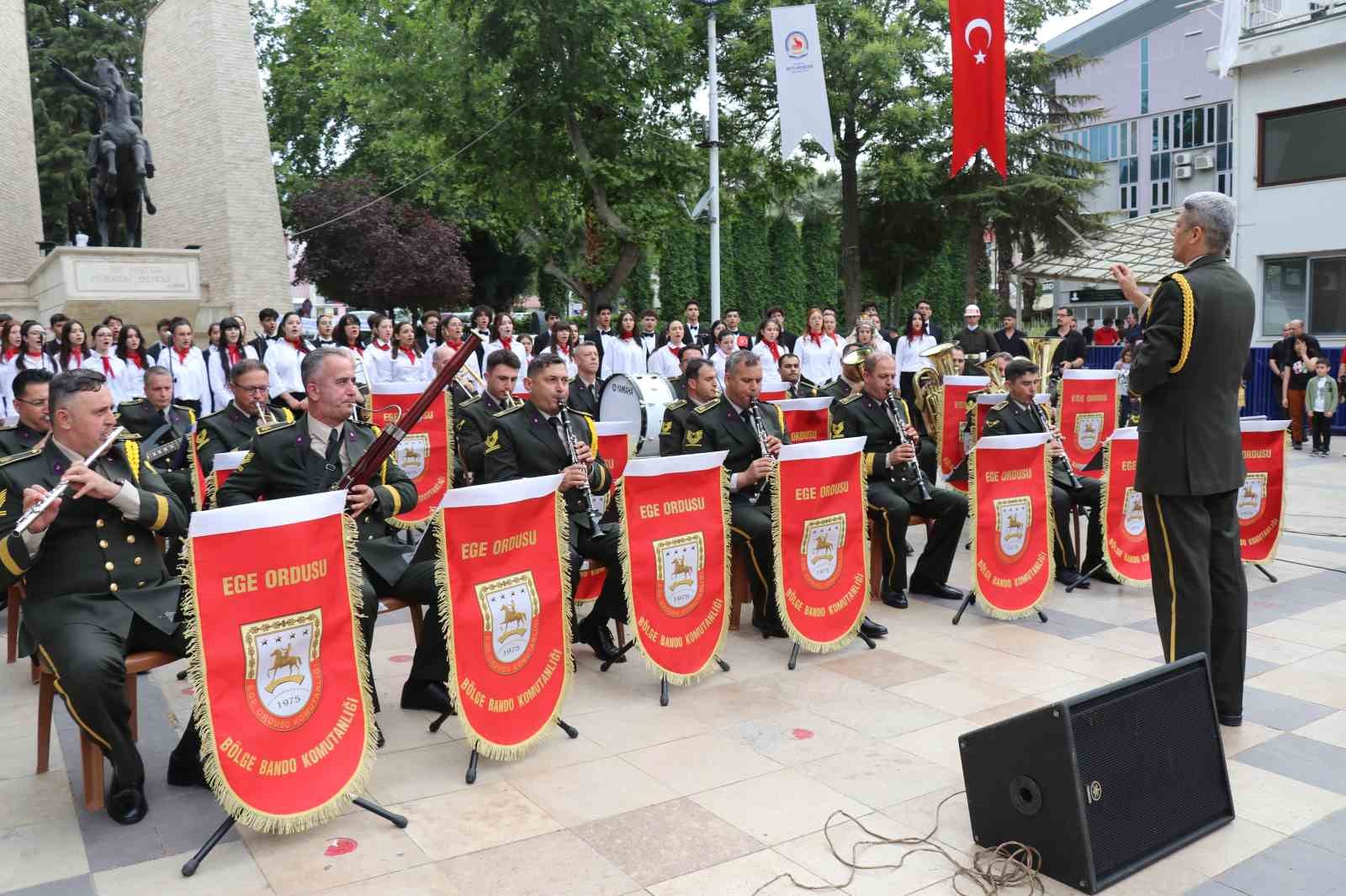 Ege Ordusu Bölge Bandosu, öğrencilerle birlikte Denizli’de konser verdi