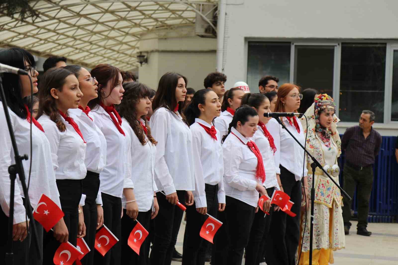Ege Ordusu Bölge Bandosu, öğrencilerle birlikte Denizli’de konser verdi
