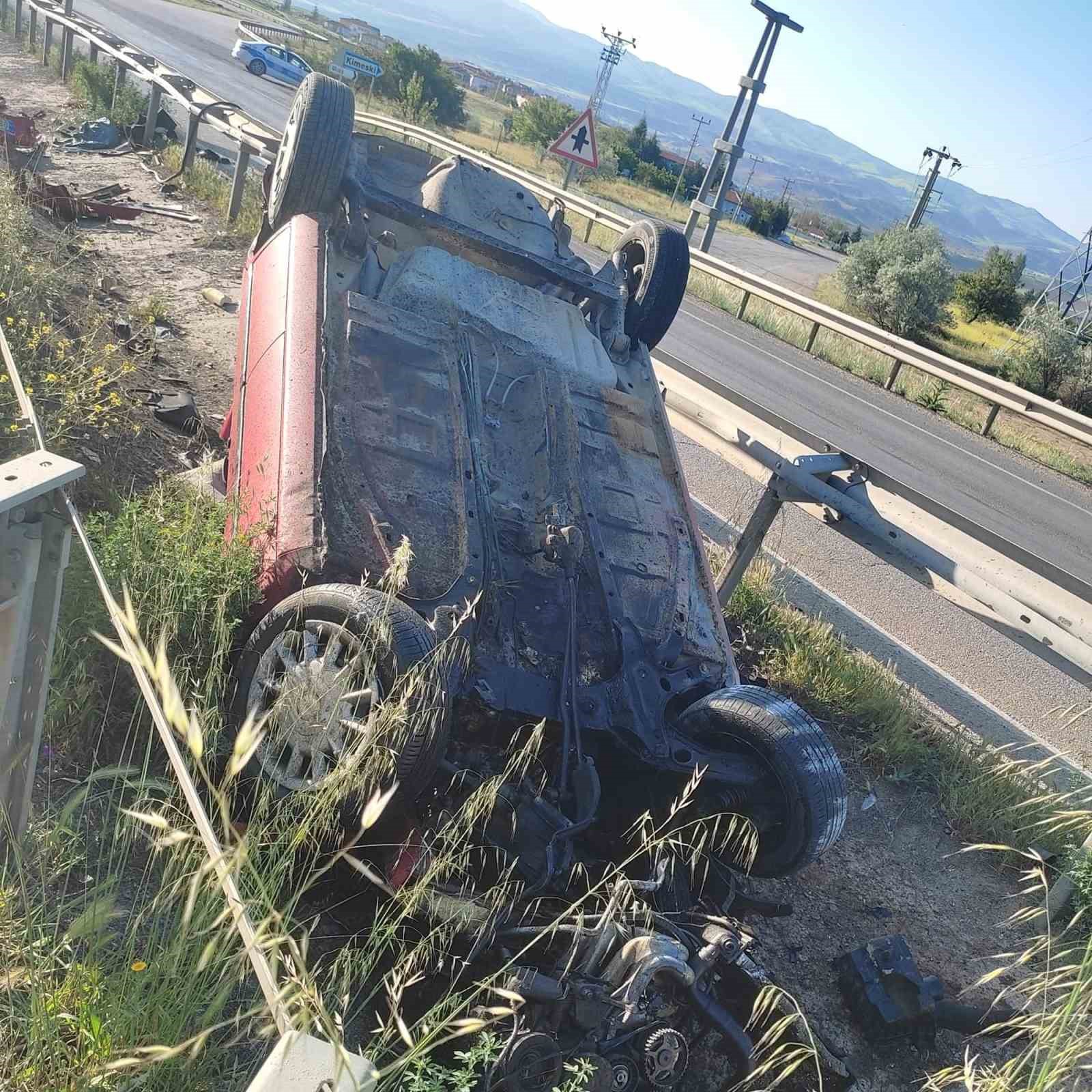 Alkoll&uuml; s&uuml;r&uuml;c&uuml;n&uuml;n kullandığı otomobil takla attı: 4 yaralı
