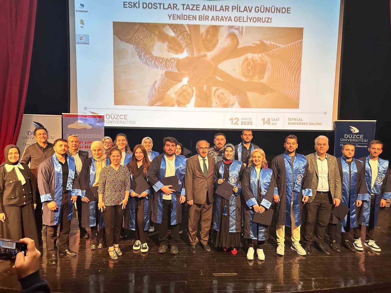 Mezunlar bir kez daha kep attı
