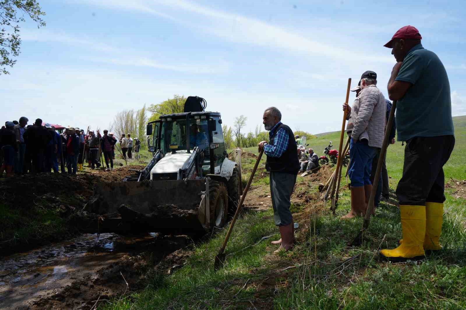 Yüzün üzerinde köylü tarım için bir araya geldi: 4 kilometre uzunluğundaki sulama kanalı imece usulüyle temizlendi
