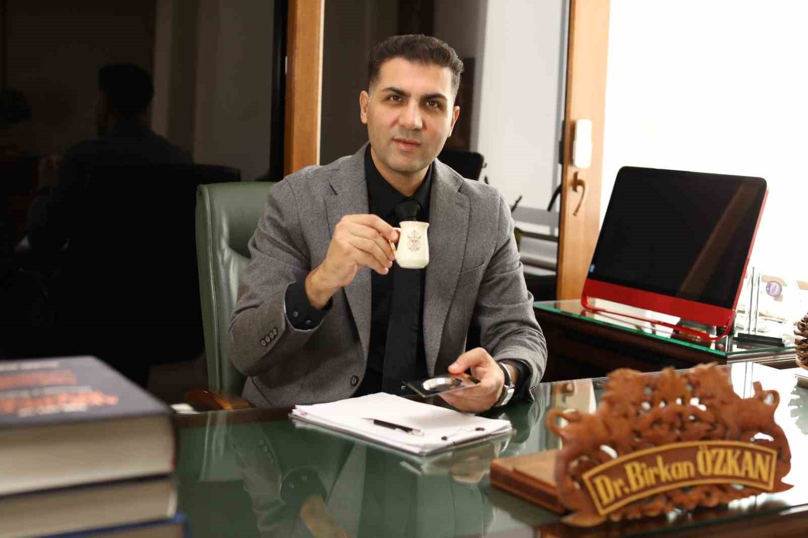 Prof. Dr. Özkan: "Dişiniz eksikse dikkat! Kulak çınlaması ya da vertigo sizi bekliyor olabilir"
