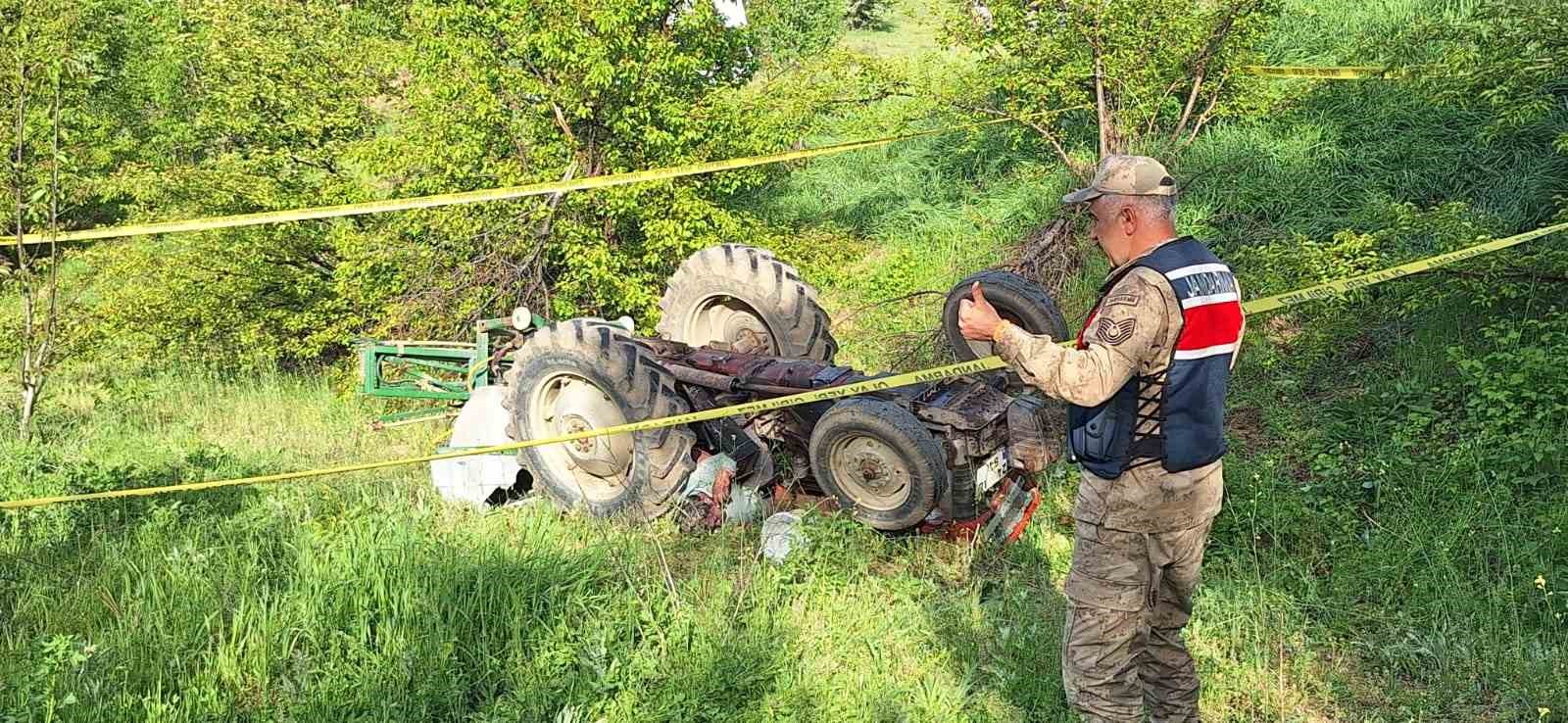 Erzincan’da devrilen traktörün altında kalan sürücü hayatını kaybetti
