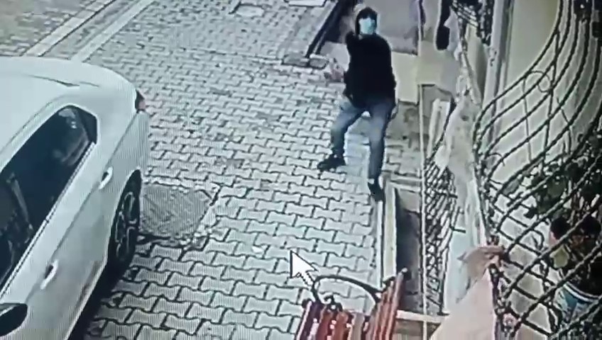 Boşanmak isteyen eşinin evinde kezzapla dehşet saçtı