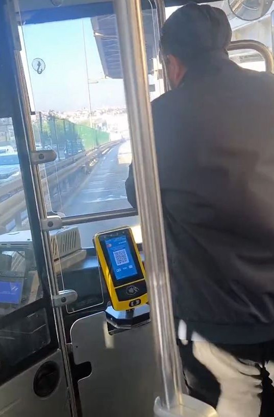 Metrobüs şoföründen "pes" dedirten duyarsızlık : Seyir halinde sohbet edip cep telefonu ile ilgilendi

