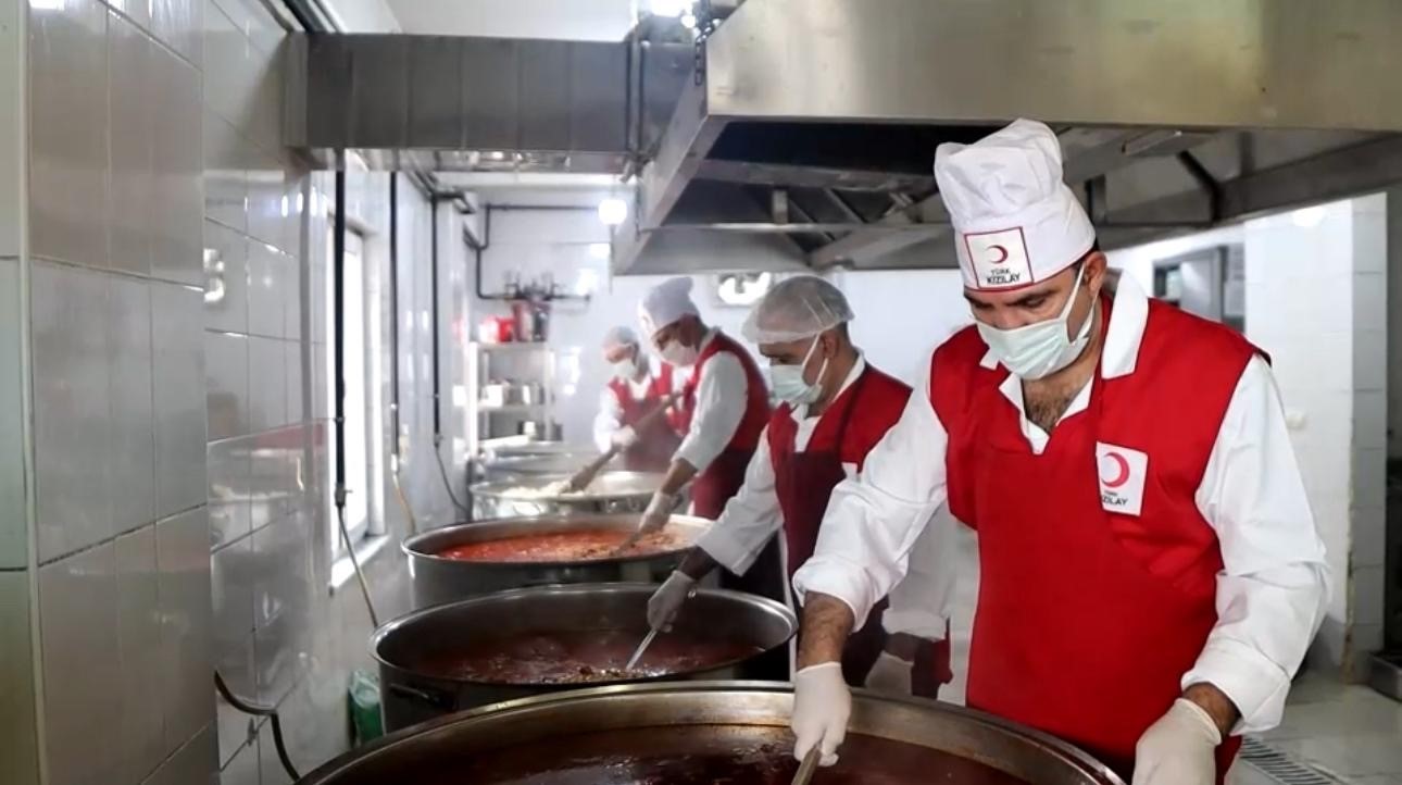 Kızılay’dan her gün binlerce aileye sıcak yemek desteği
