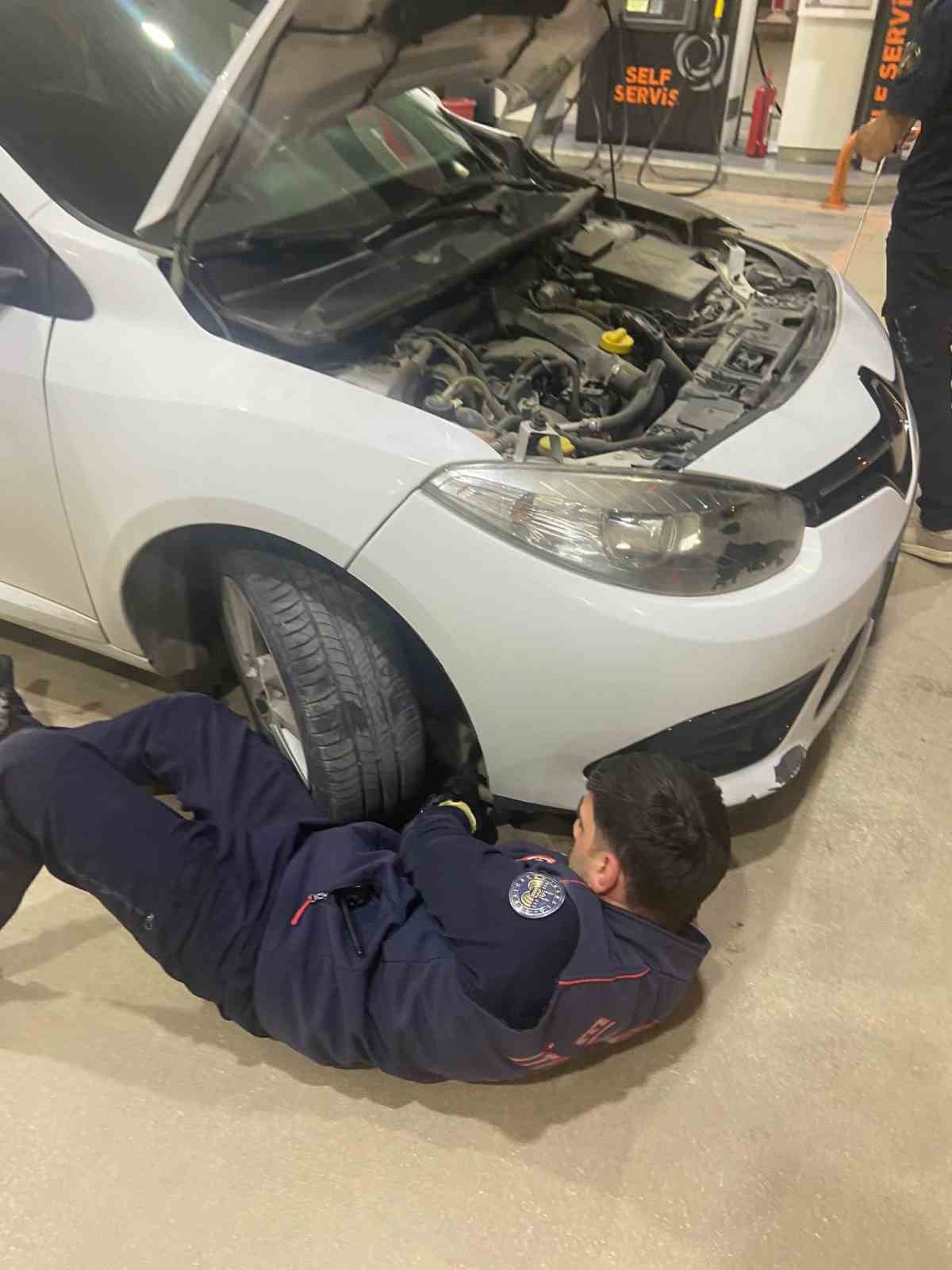 Elazığ&rsquo;da aracın motor kısmına sıkışan kedi, itfaiye tarafından kurtarıldı
