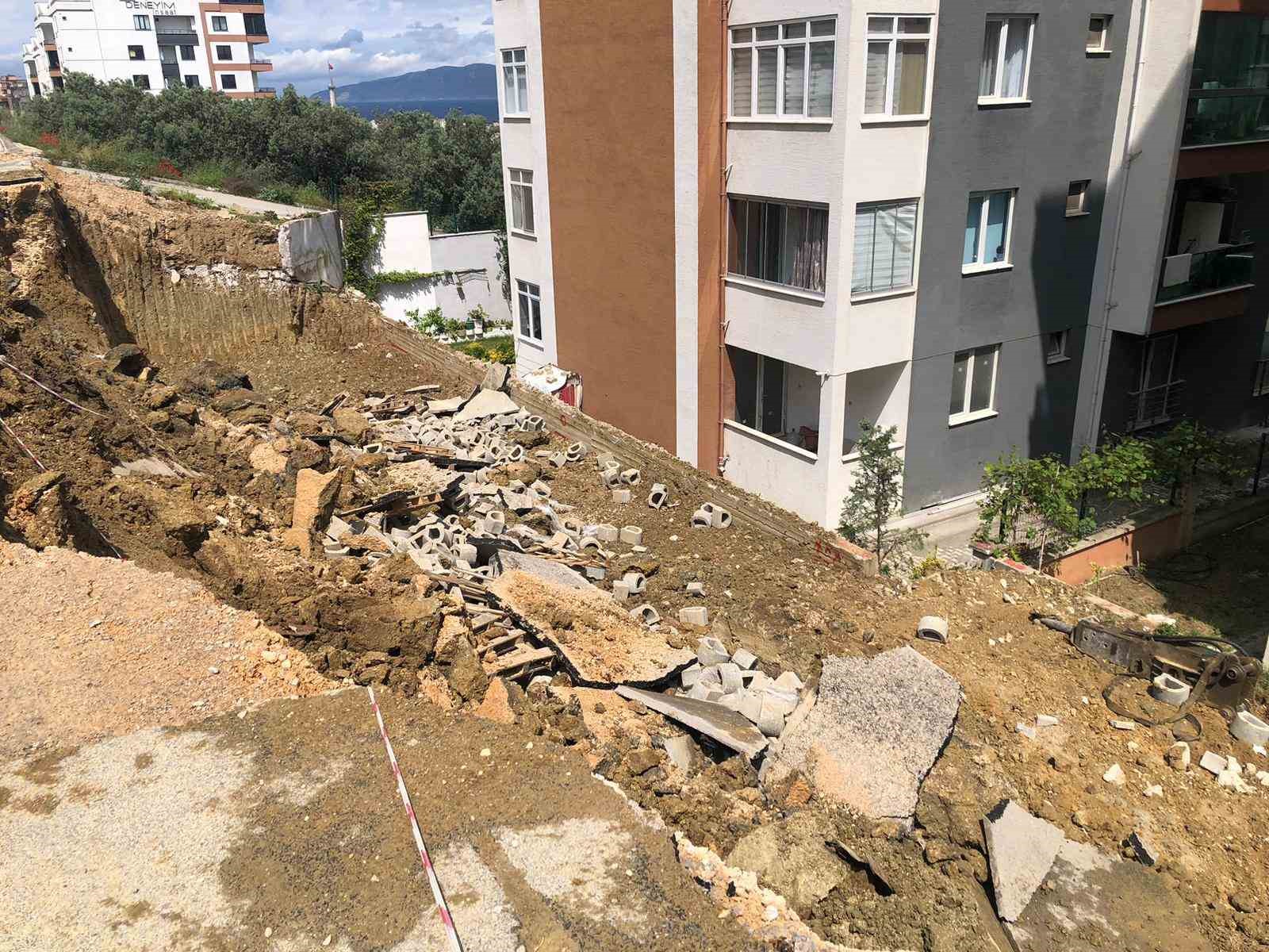 Belediyenin hafriyat aldığı yerde yol çöktü
