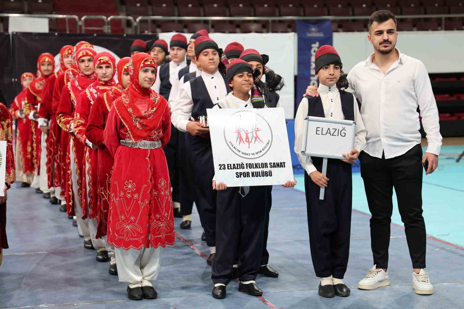 Elazığ’da halk oyunları yarışması renkli görüntüler oluşurdu
