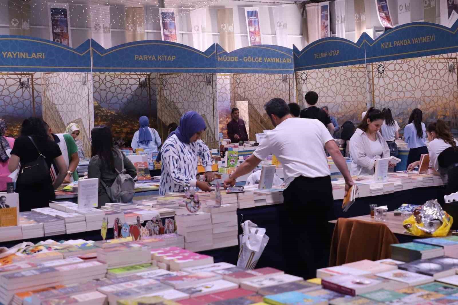 Mardin’de 47 bin çeşit kitap sergilendi
