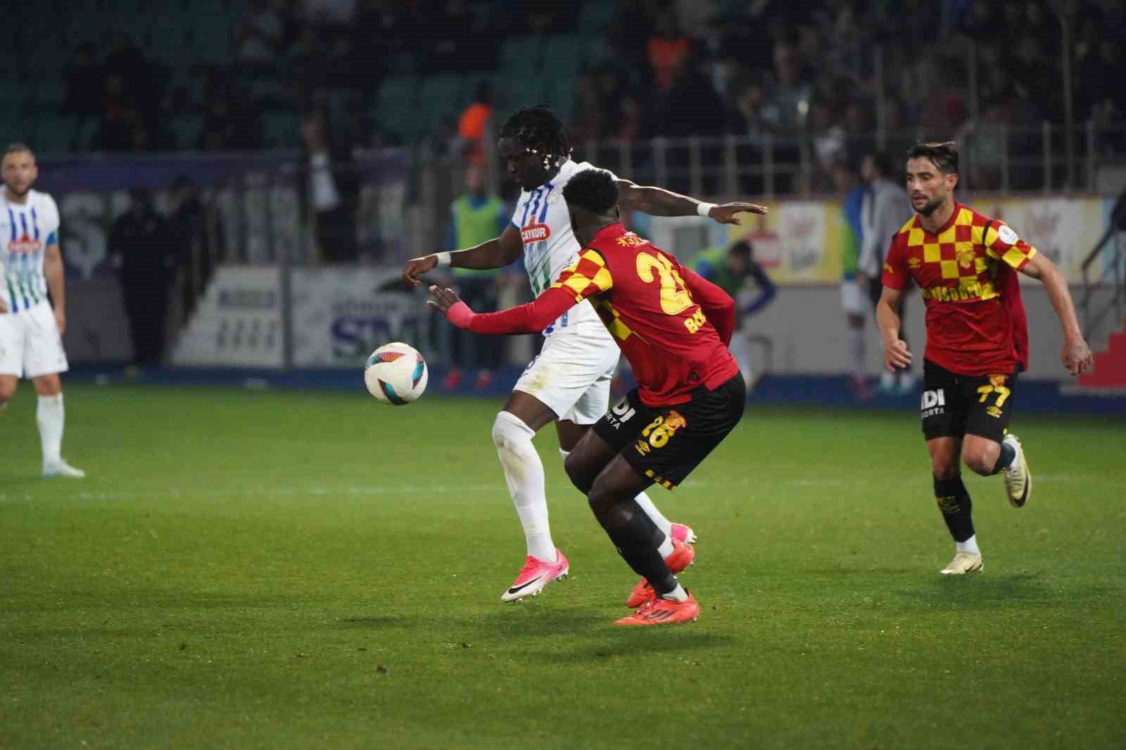 Trendyol Süper Lig: Çaykur Rizespor: 2 - Göztepe: 2 (İlk yarı)
