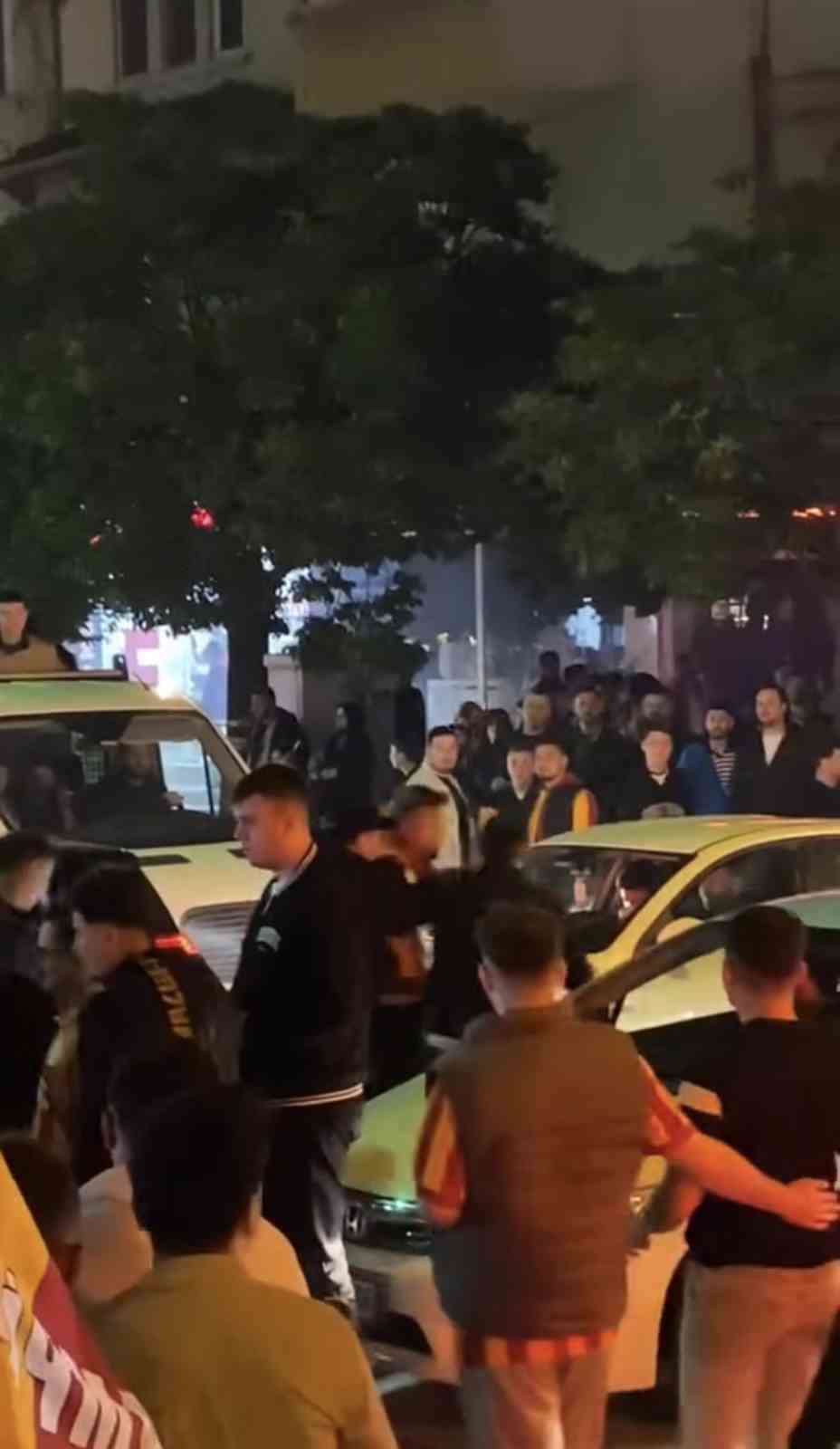 Bursa&rsquo;da kutlamalarda Fenerbahçeliler Derneği&rsquo;ne meşale atan taraftar gözaltına alındı
