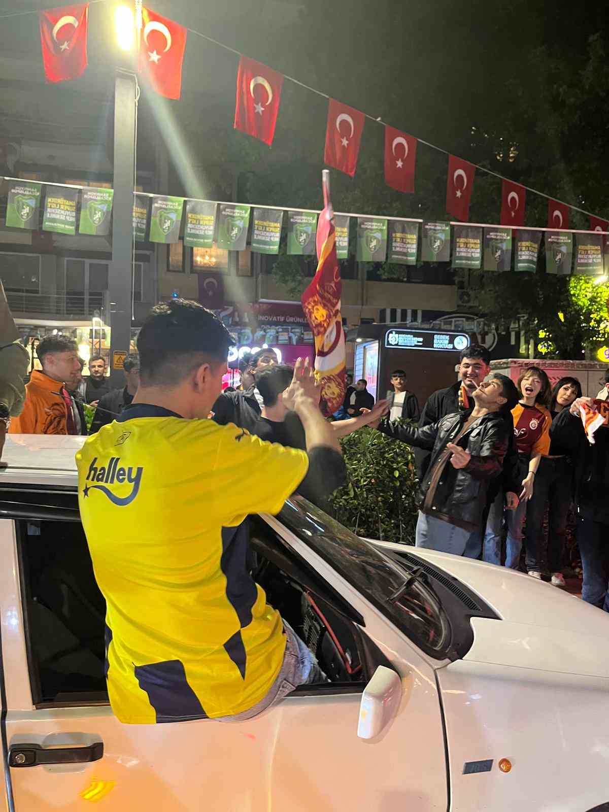 Fenerbahçe forması ile Galatasaray’ın şampiyonluğunu kutladı
