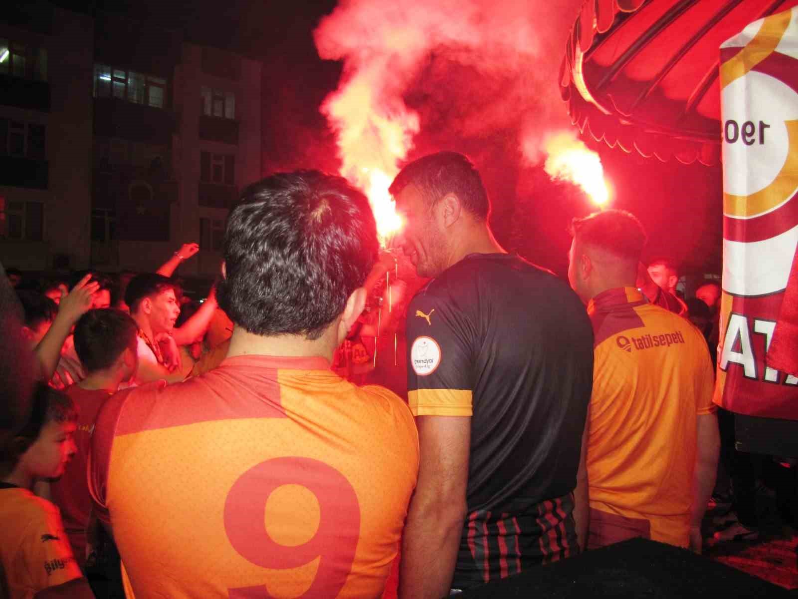Hisarcık’ta Galatasaray taraftarları şampiyonluğu kutladı