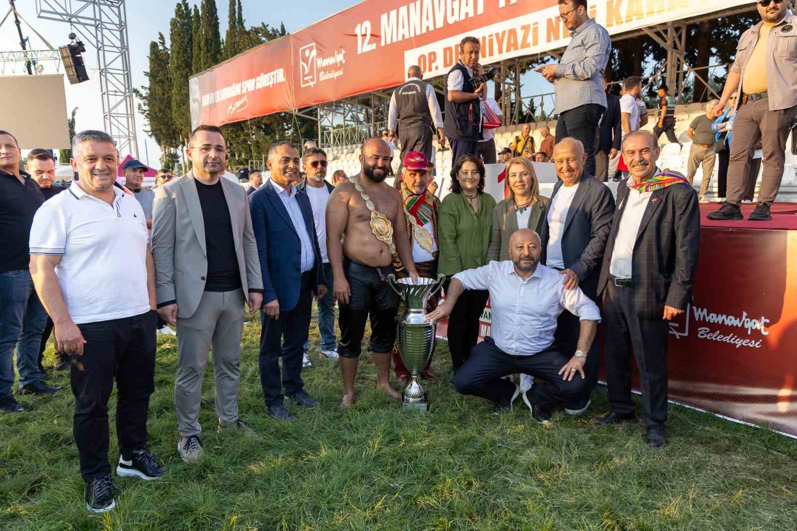 Manavgat’ta başpehlivan Kemeri Orhan Okulu’nun