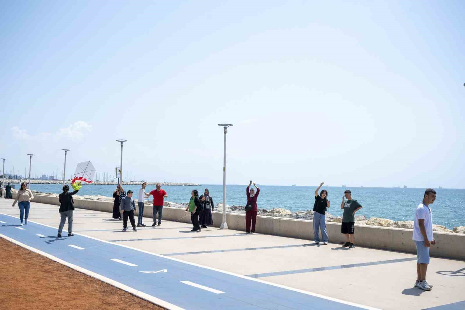 Engelliler Haftası&rsquo;nda g&ouml;ky&uuml;z&uuml; rengarenk oldu
