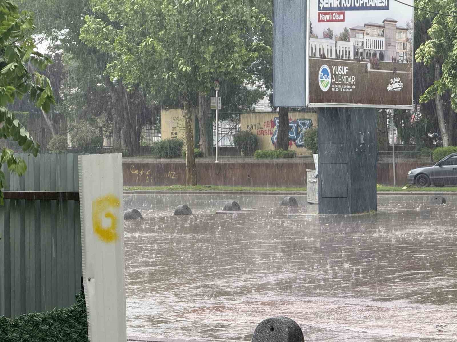Sakarya&rsquo;da sağanak, dolu ve fırtına aynı anda etkili oldu
